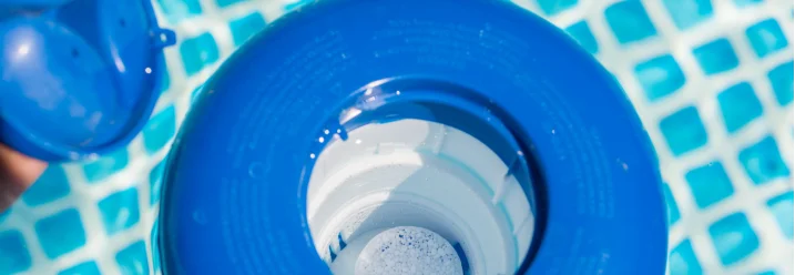 Blauer Dosierschwimmer für Poolchemikalien